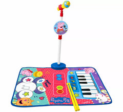 Tapete de bateria e piano da Peppa Pig com microfone de pedestal e baquetas.