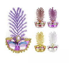 Máscara de carnaval com buquê de cores sortidas