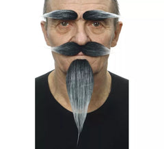 Bigode de cabelos grisalhos com cavanhaque e sobrancelhas