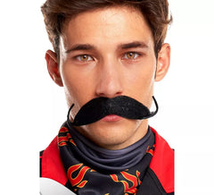 O grosso bigode preto do Homem Forte do Circo