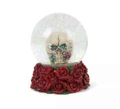 Bola de cristal com caveira e rosas medindo 6,9x8,4x6,9 cm