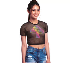 Camiseta feminina preta de malha com estampa de cogumelos