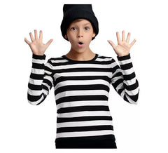Camiseta infantil com estampa de mímico ou prisioneiro, em listras pretas e brancas.