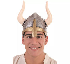 Capacete bárbaro com chifres