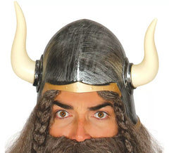 Capacete bárbaro com chifres