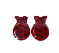 Castanhola vermelha com bolinhas pretas medindo 6,5x9 cm