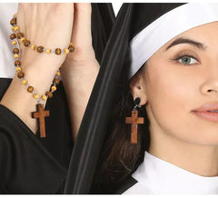 Conjunto de brincos de cruz e rosário