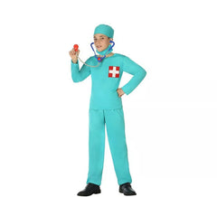 Médico com fantasia de cruz para criança