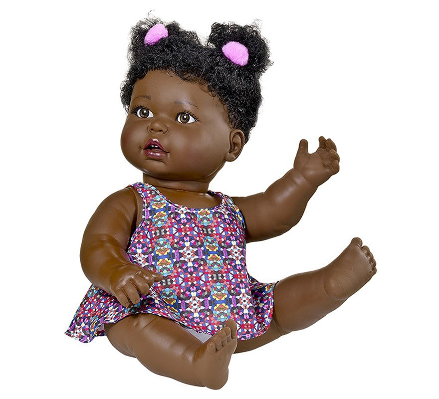 Translation missing: pt-PT.Muñeca Gordita Negra con Vestidos Surtidos 43 cm