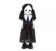 Boneca gótica com tranças decorativas de 52 cm