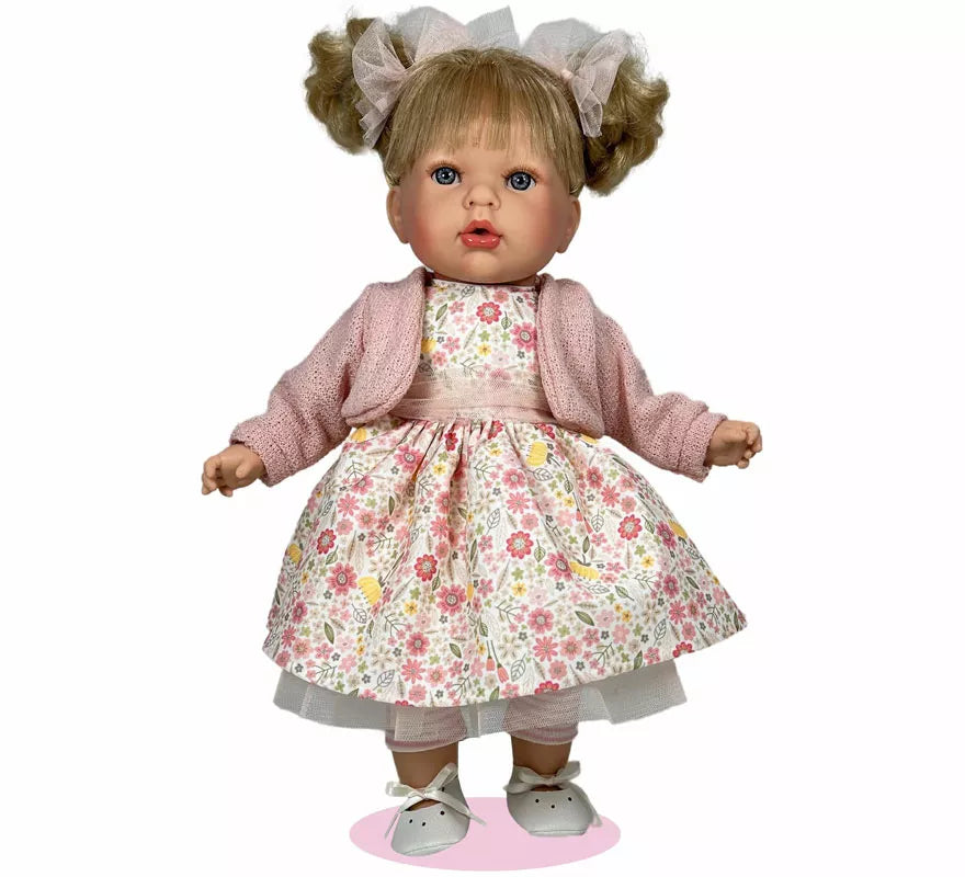 Translation missing: pt-PT.Muñeca Tita Spring rubia con Vestido Floral de 45 cm