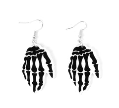 Brincos de mãos de esqueleto preto
