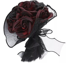 Buquê de rosas cor de vinho com aranhas