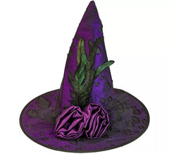 Chapéu de bruxa com flores e penas