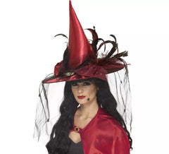 Chapéu de bruxa vermelho com penas e véu
