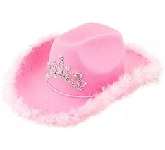 Chapéu de cowgirl com tiara e detalhes de penas em várias cores
