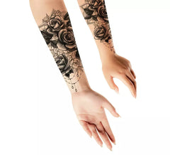 Tatuagem de rosas pretas e brancas